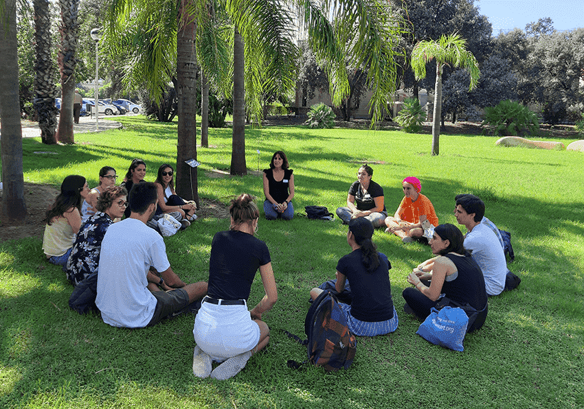 Grupo de estudiantes en un jardín del Campus de Burjassot.